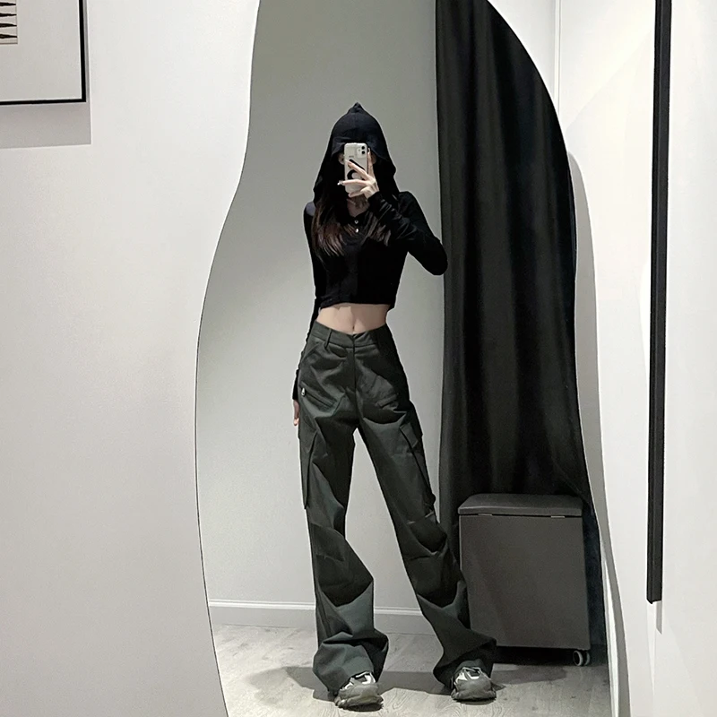 スニーカーに合うカーゴパンツの丈感は、本当に「長め」がベストなの？