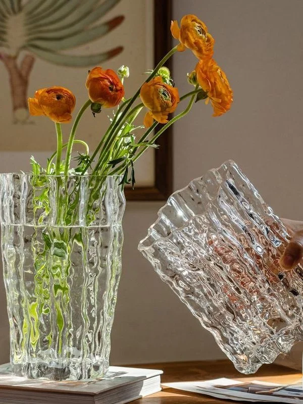 ガラスの花瓶をどう選ぶ？大口径氷河ガラス花瓶がリビングに与える、心の癒しとは