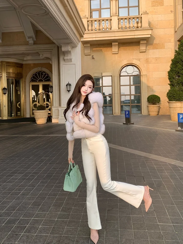 撮影会用白スリムストレートジーンズ：自然腰と四季通用のデザインが実用性を支える