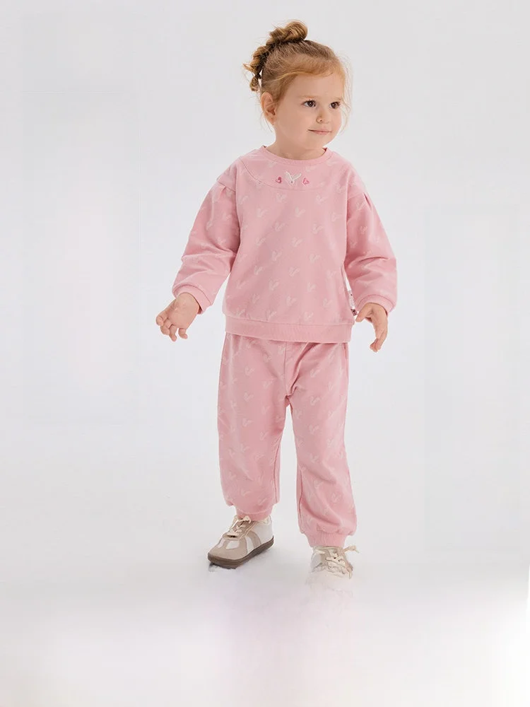 1歳誕生日の祖父母に贈る服は、どう選ぶ？人気ブランドと高級感のバランスを解説
