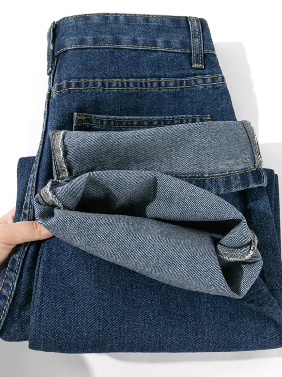 深い青色の重厚感ある洗い加工ヴィンテージデニムパンツの特徴と実用性
