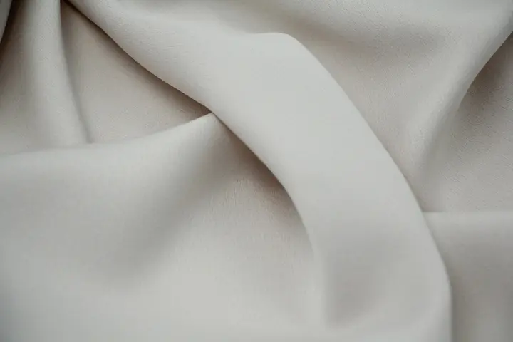 光沢感のある裸米色サテン生地【ドレス・漢服用・滑らかな質感】