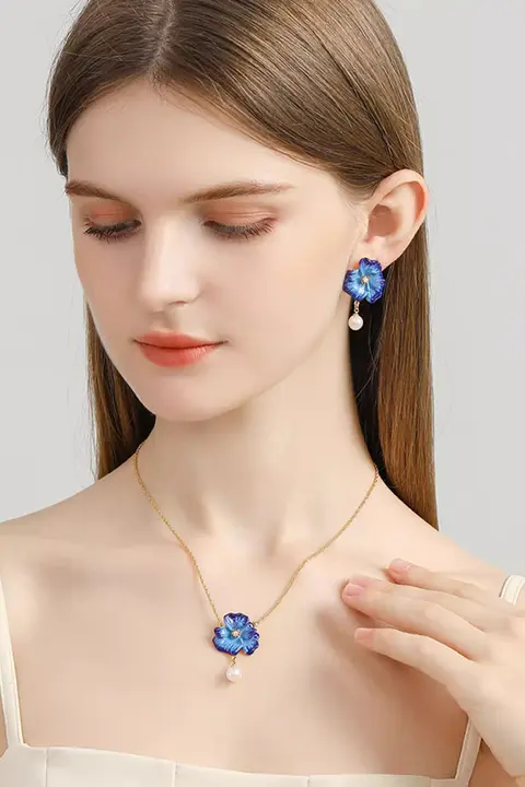 ブルーポピー花デザインのネックレス【シンプルで洗練されたロココチェーン】