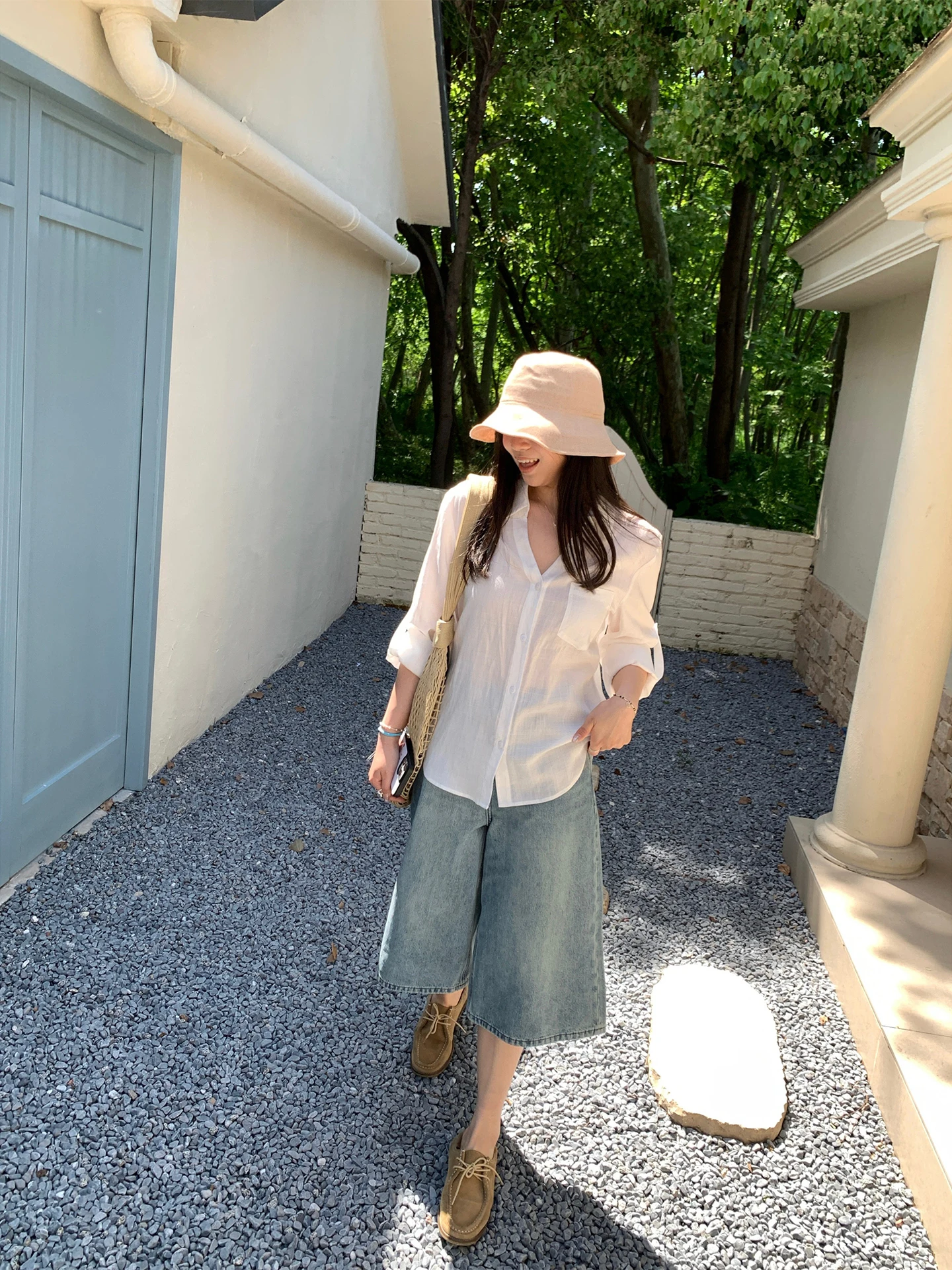 30代のカジュアルファッションで悩むなら、この夏の水洗いブルーデニムパンツが救いになる？