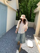 したスタイリッシュな夏用水洗いブルーの七分丈ワイドデニムパンツ