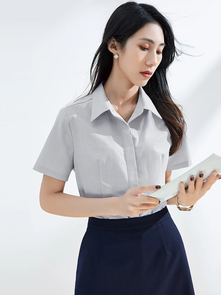 オフィスカジュアル面接で失敗しない服装は？白色短袖シャツの選び方と活用法