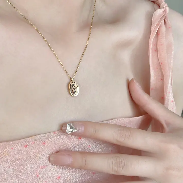 18Kゴールドメッキ ダイカットペンダント ネックレス【上品なデザイン・鎖骨アクセント】