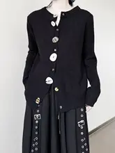 異型ボタンデザインの黒いニットカーディガン【春秋用・長袖・スリムフィット】