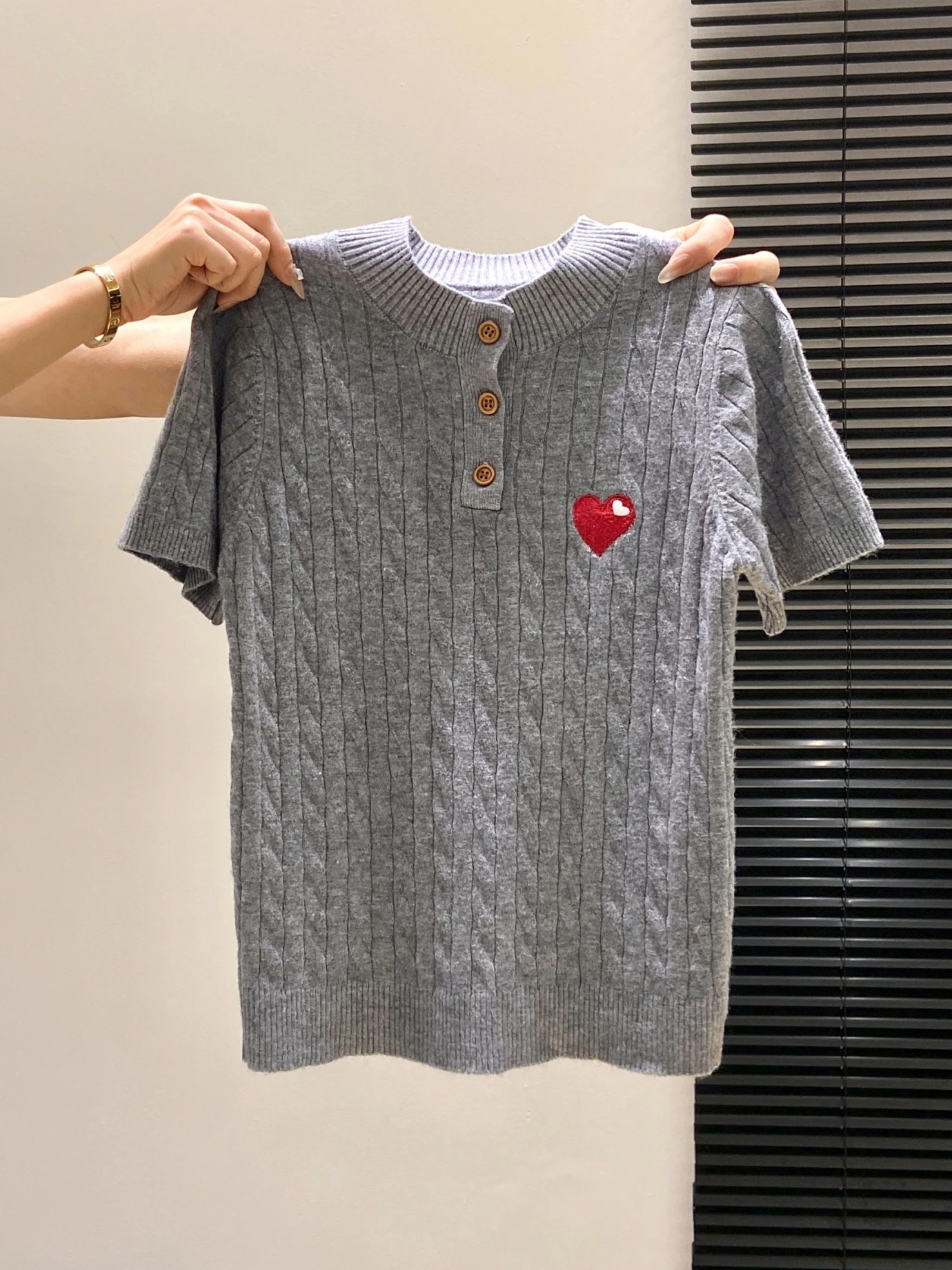 ピチッとしたニットは、本当に夏にぴったりなの？ハート刺繍の赤いニットTシャツが教えてくれたこと