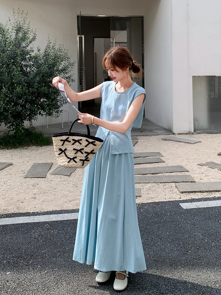 忘年会に着て行く服は、どう選ぶ？30代女性が実際の場面で試した「ノースリーブブラウスとスカート」の選び方