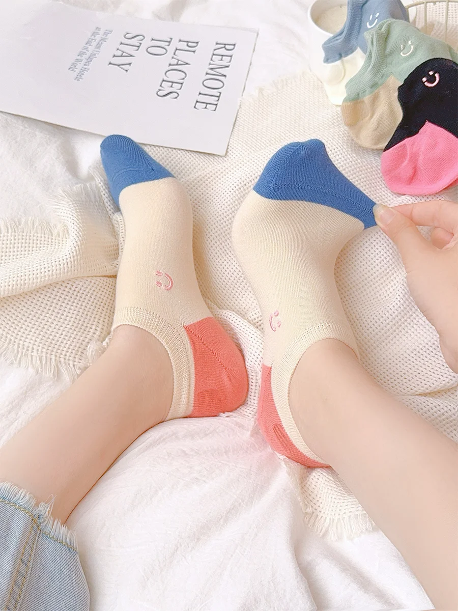 パステル ピンクとベージュにピンクが混ざる色の選び方は？透け感のある笑顔刺繍ソックスで解決する