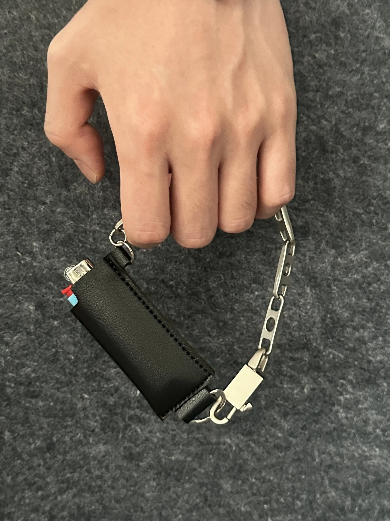 IEWSの高級感あるシンプルキーリング【赤と青のアクセント】はどんな使い方があるのか？