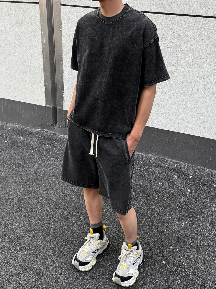 ボクシーシルエットのウォッシュ加工ショートスリーブTシャツ：ストリートファッション男子の旬のスタイル