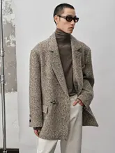 アルパカ混紡の粗いヘリンボーンテクスチャーのジャケット【フラップカラー・肩広デザイン】