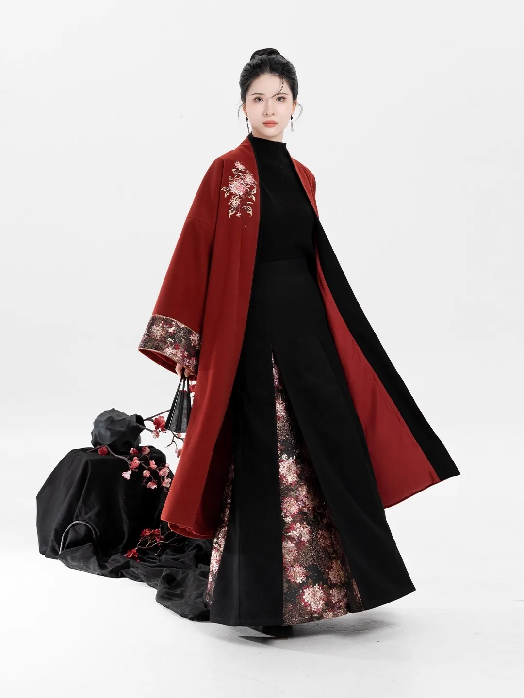 本格的な中国伝統衣装を着るなら、まずは「色と刺繍のバランス」を意識すべき？