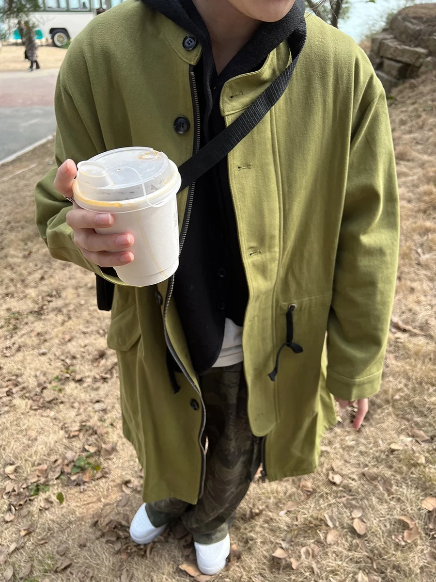 デニムジャケット コーデの悩みを解決する、無領コートの完全ガイド