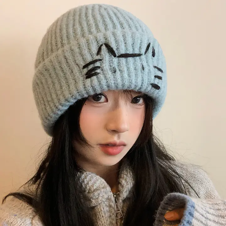 可愛い猫の刺繍入りブルーのニット帽【冬用・耳あて付き】