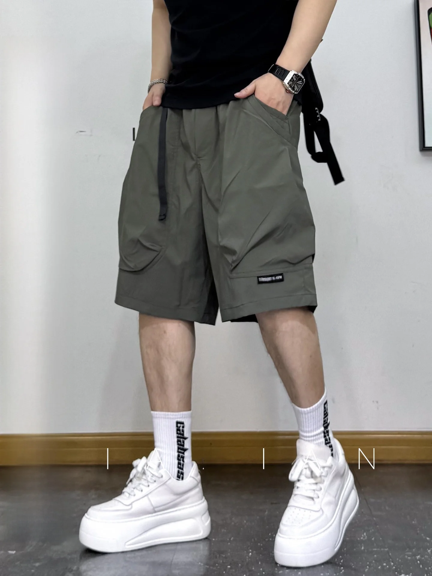 中学生私服男子 何を着る？工装風のクロップドパンツが通学に最適な理由とは