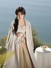 春のファッショナブルなカジュアルコーディネート！浅カキ色のキャミソールスカートとトップス（セットアップ対応）