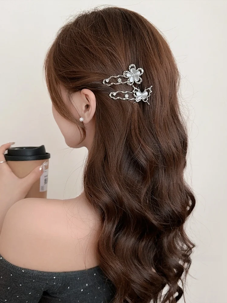 前髪 ポンパドール とは：シルバーのヘアクリップで高級感を演出するシンプルなスタイル