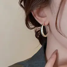 シルバー仕上げのラウンドピアス【ビジネスカジュアル・洗練されたデザイン】