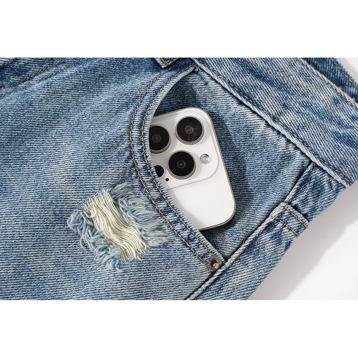 ハイウエスト デニムワイドパンツ：レトロスタイルとダメージ加工が特徴のライトブルージーンズ