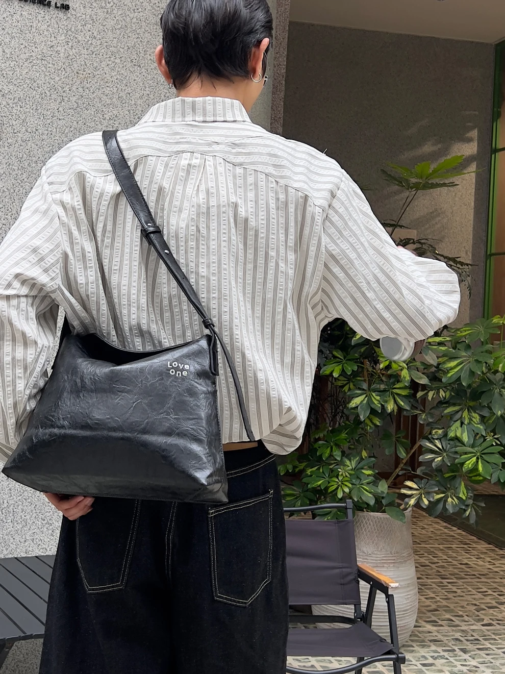 ワンショルとは何か：ストリートスタイルの感ある横款単肩バッグの実用性と使い方