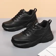 全黒のスポーツシューズ【滑り止め・防水・快適な柔らかいソール】