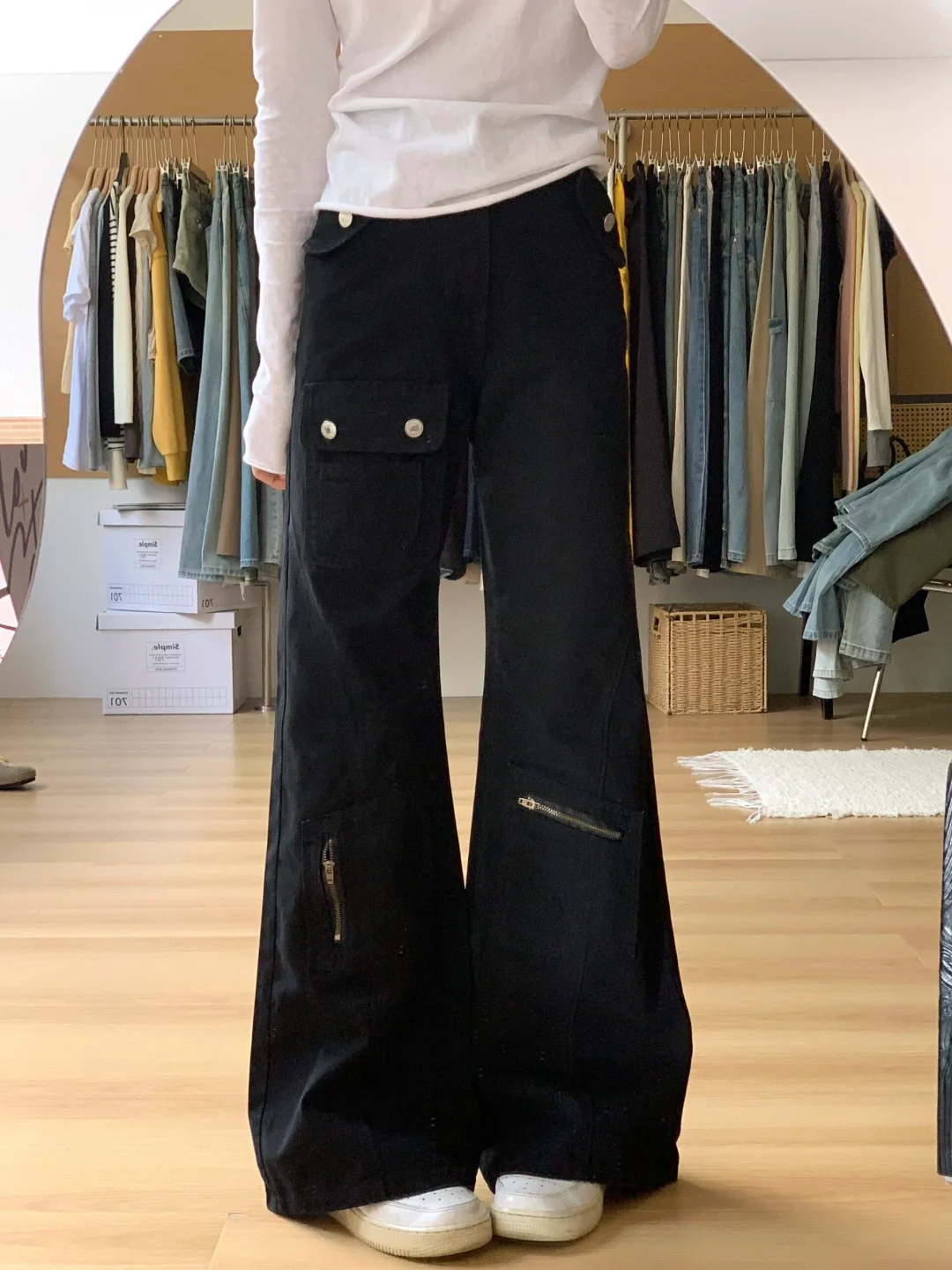 カーゴ パンツ 黒 レディース：フレアデザインのゆったりフィットワークデニムパンツの実用性とシーン別活用