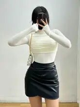 極上の柔らかさのハイネックタイトフィット長袖Tシャツ【胸元のドレープデザイン・女性用】