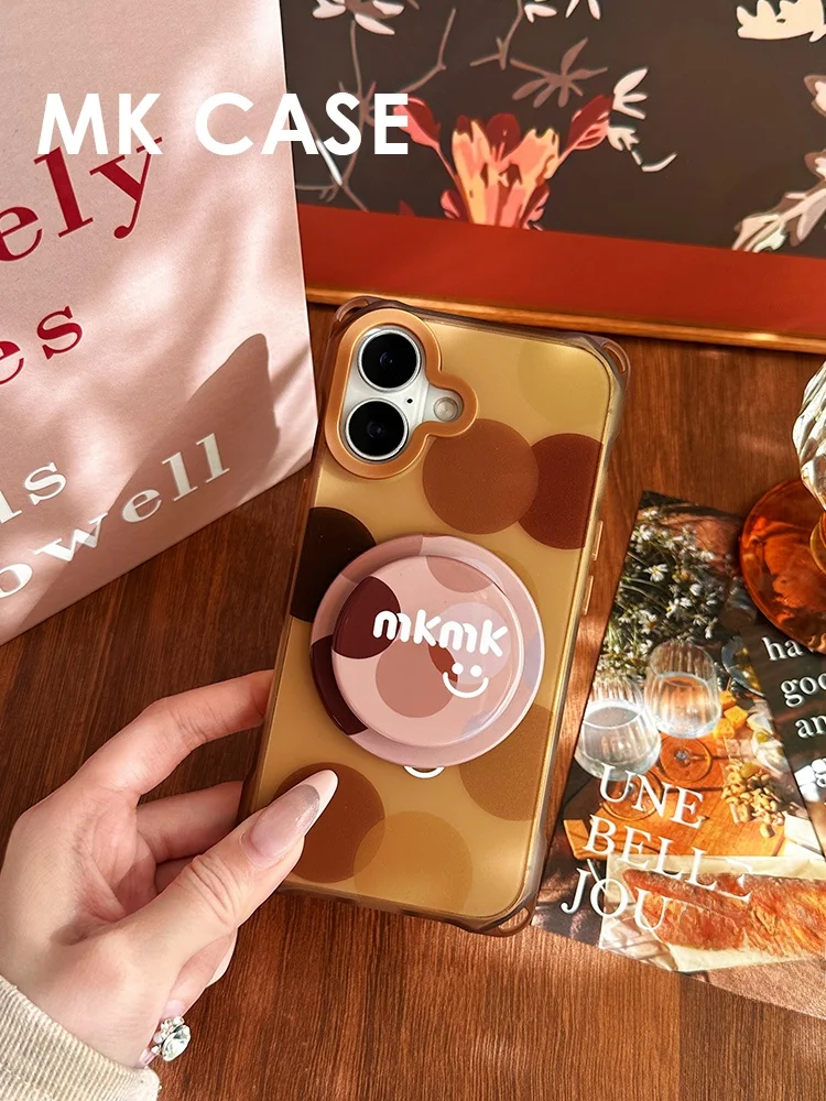 スマホケース ストラップ付き どんなのがあるの？シンプルなドットデザインが通勤に合う理由とは