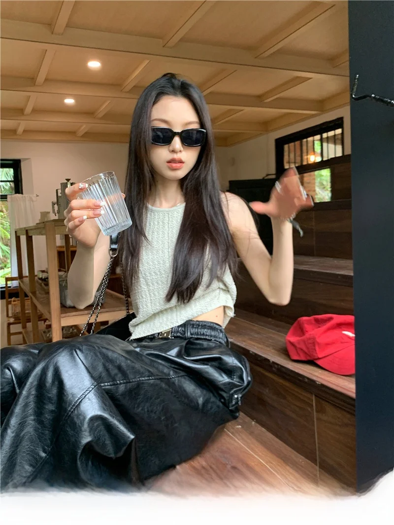 20代の女性が今、夏に着るべき背心は？テクスチャーとフィット感が魅力の1着