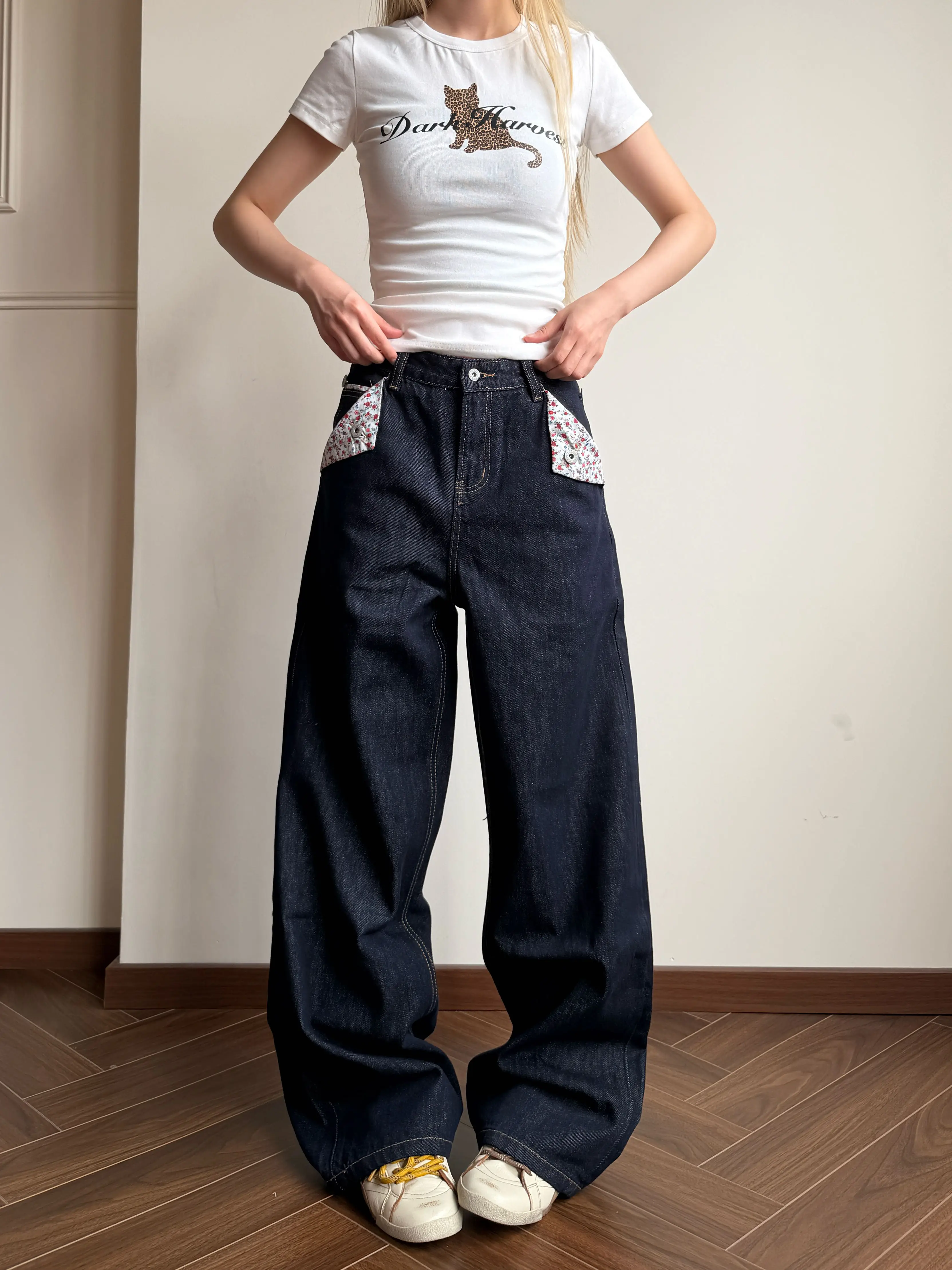 デニムの形と色を迷うなら、この1着で解決できる？