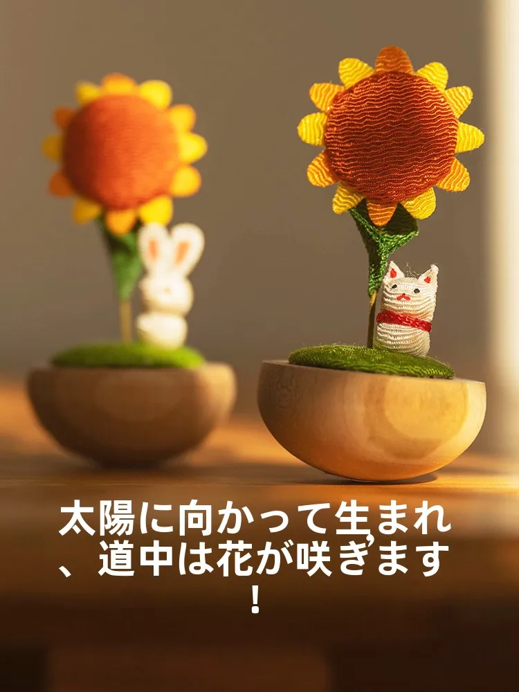 可愛らしい向日葵デザイ  ンの不倒翁布製置物：ハンドメイド雑貨としての価値と実用性