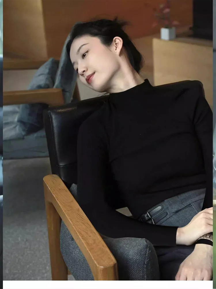 大人可愛い服 50代コーデの秘密：厚手ハイネックニットで自然な可愛さを実現