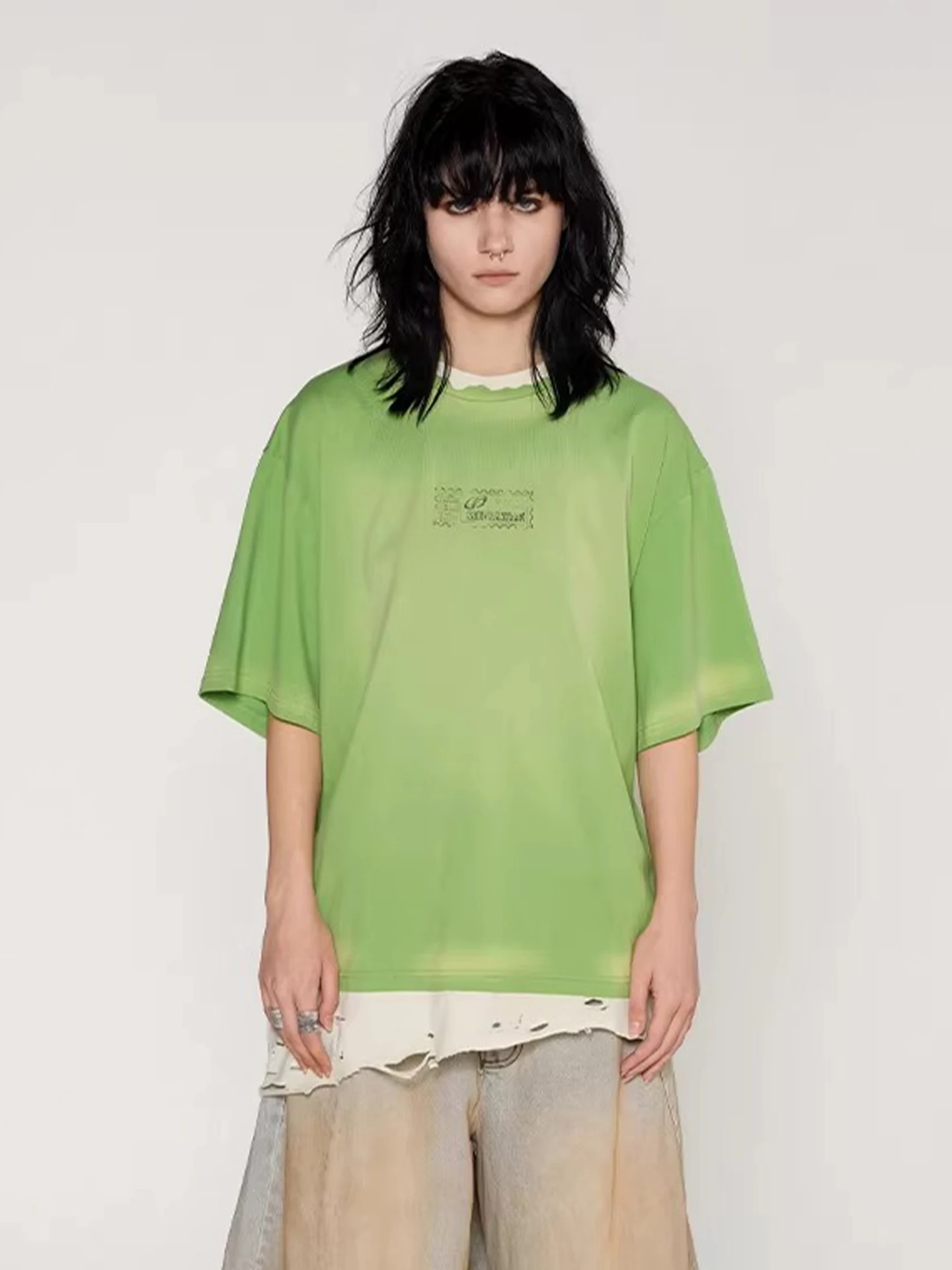 ダメージ加工のグリーンTシャツ：色あせ復活に適したユーズド感デザインの実用性解析