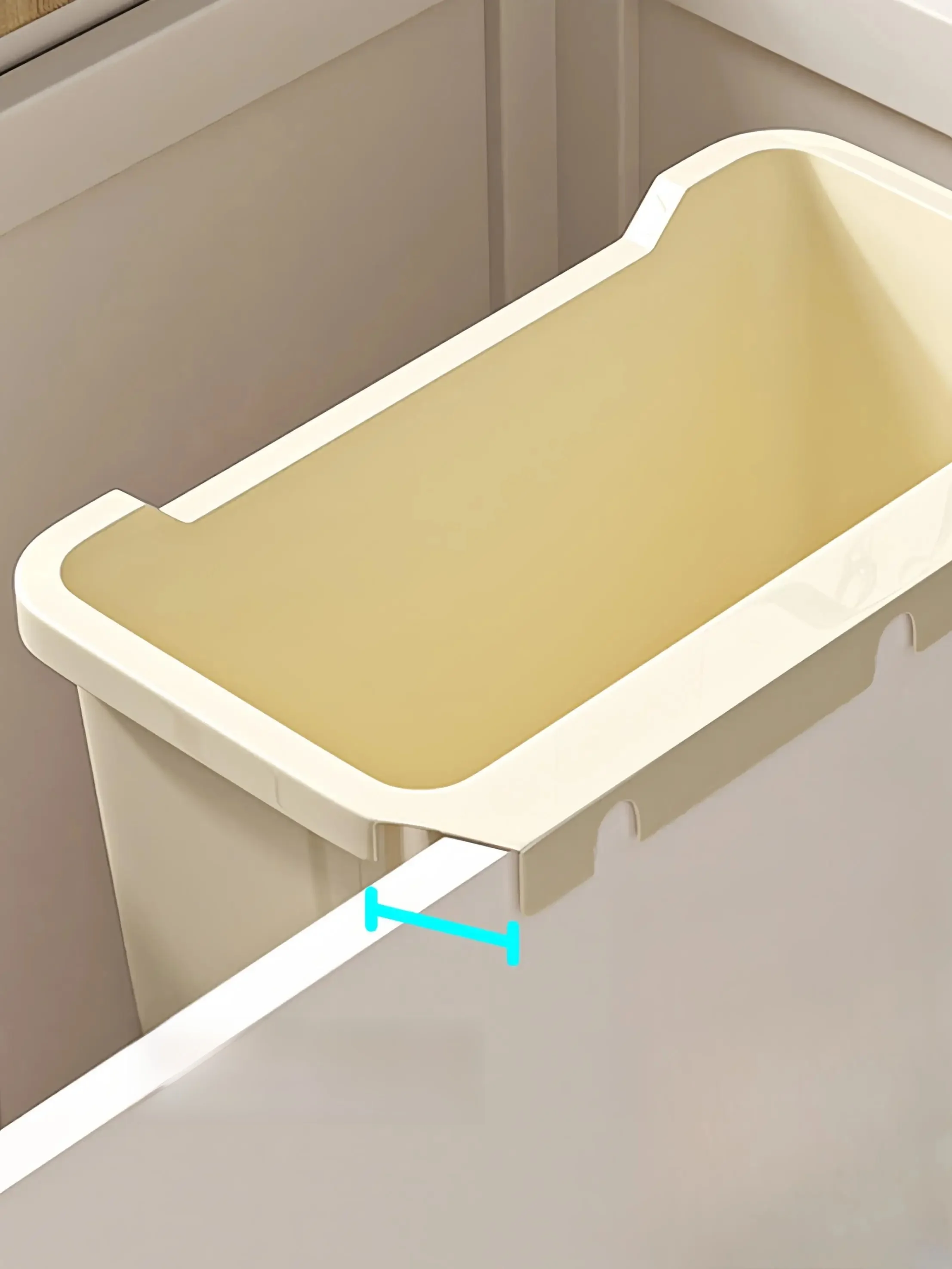 キッチン用壁掛けゴミ箱：ミニサイズで見せる収納とほこり対策を実現