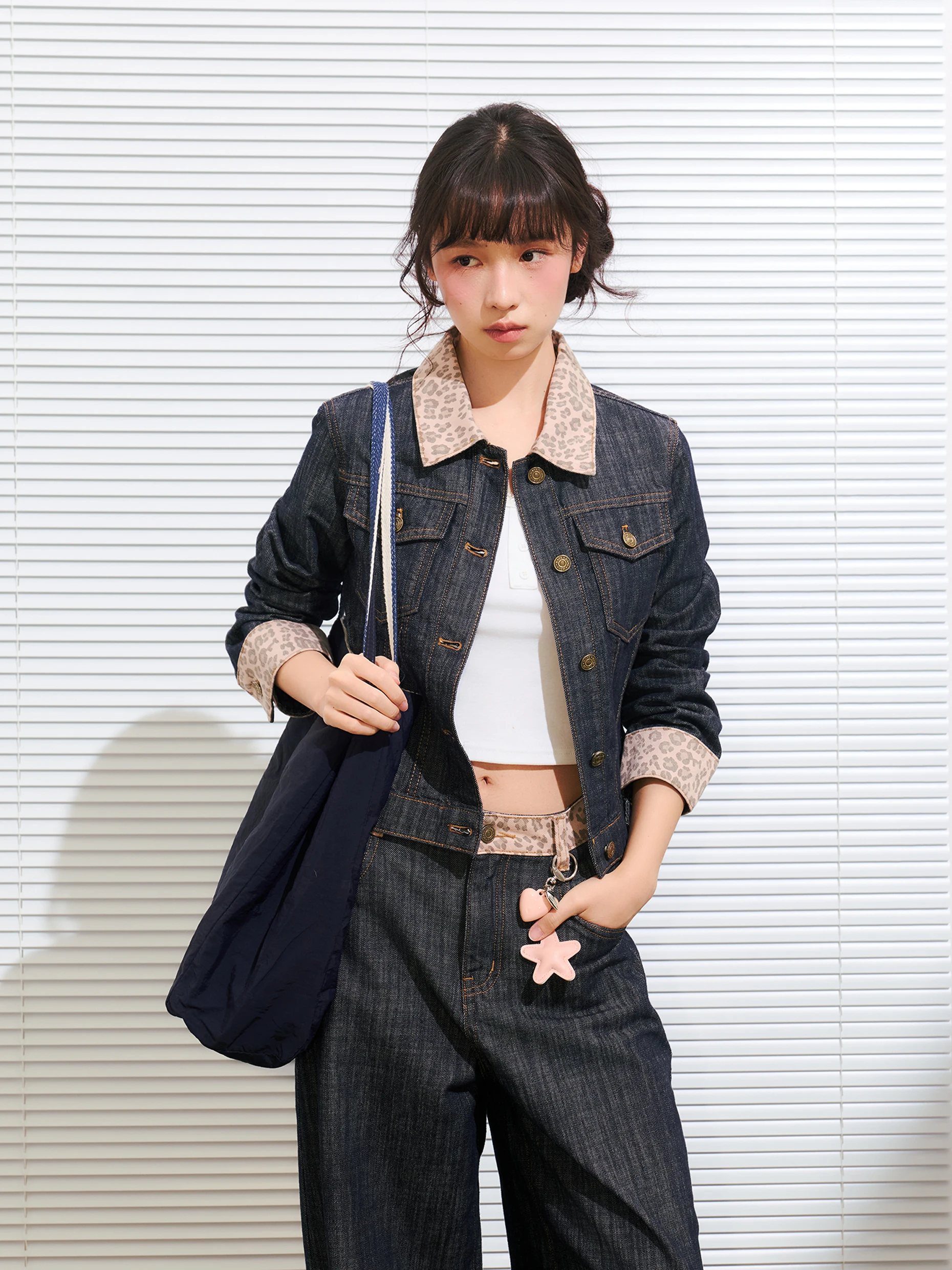 レトロなデザインのパッチワークデニムジャケット【襟付き・スリムフィット・ヒョウ柄】