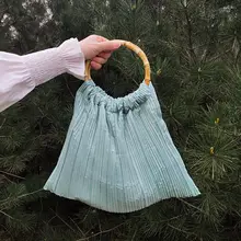 薄荷グリーンのバッグ【手提げ・しわデザイン・竹節模様・個性的】