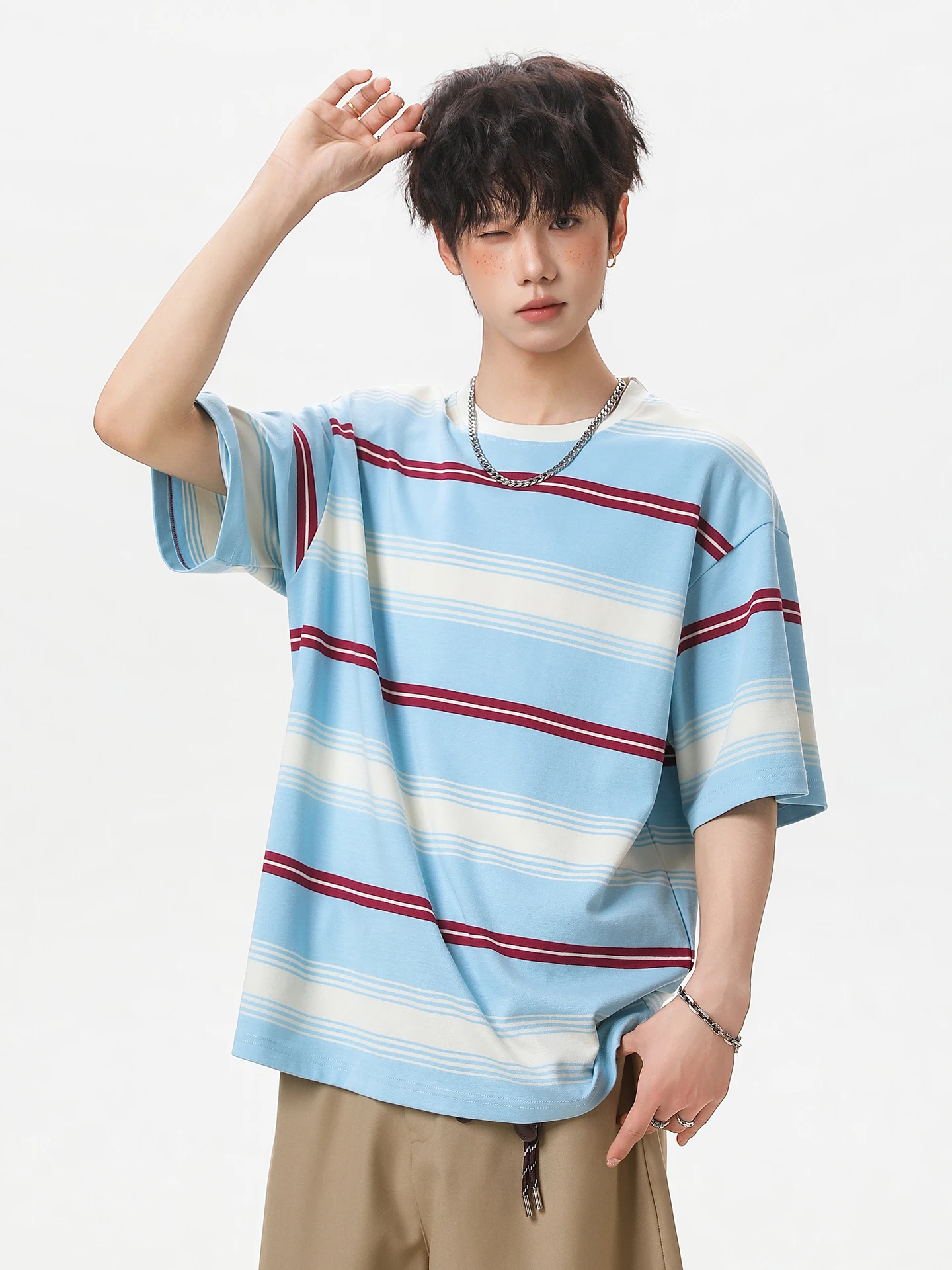 メンズ ストライプ柄 Tシャツ：レトロなツートンストライプカジュアルTシャツの実用性と選び方