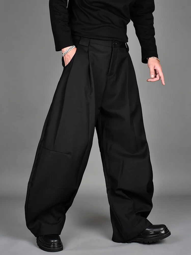 リラクシーなシルエットのワイドレッグパンツ：暗黒風の日常スタイルに最適なメンズパンツ
