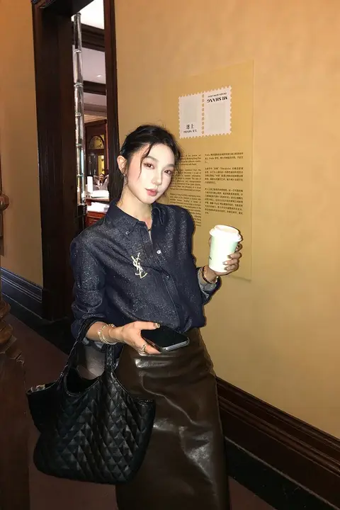 デザイン性のあるレディース長袖デニムシャツ【レーヨン素材・ヴィンテージ風】