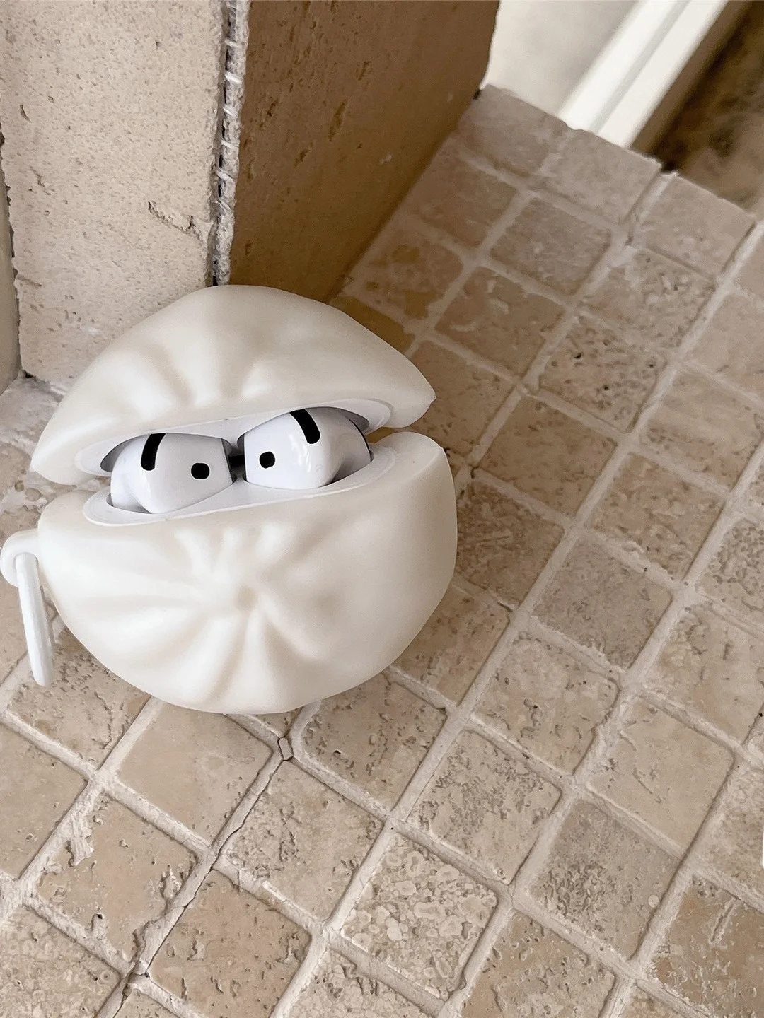 AirPods Pro を装着するときの感じ方は？その「装着イメージ」を、日常のなかで体感する