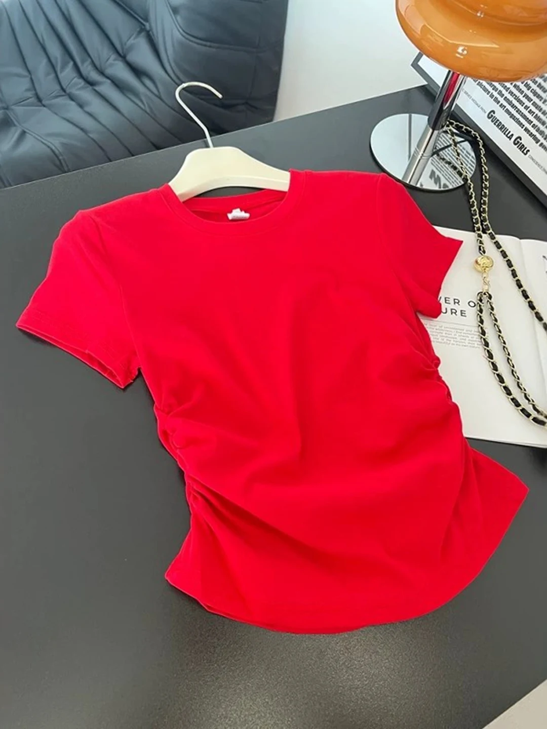 赤い短袖Tシャツは、本当に夏の通勤スタイルを救うのか？