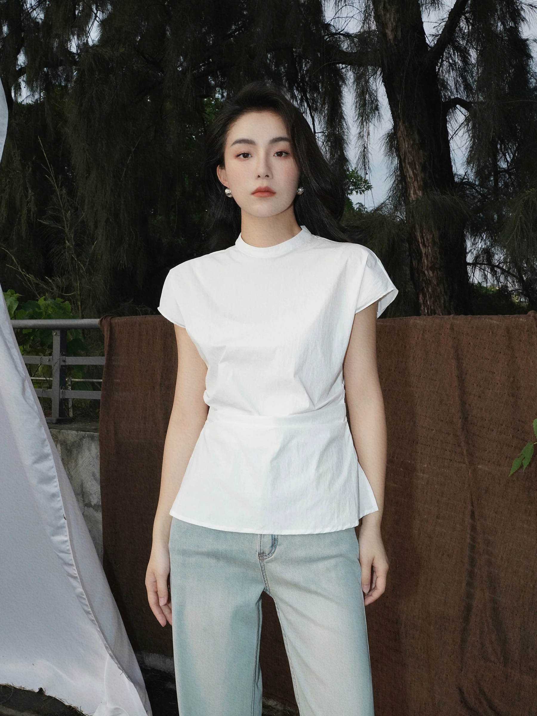 デザイン衿付きシャツ【夏用・ウエストタック・小さなフリル袖・シルエットを美しく見せる】 50代ファッションに合うアイテム