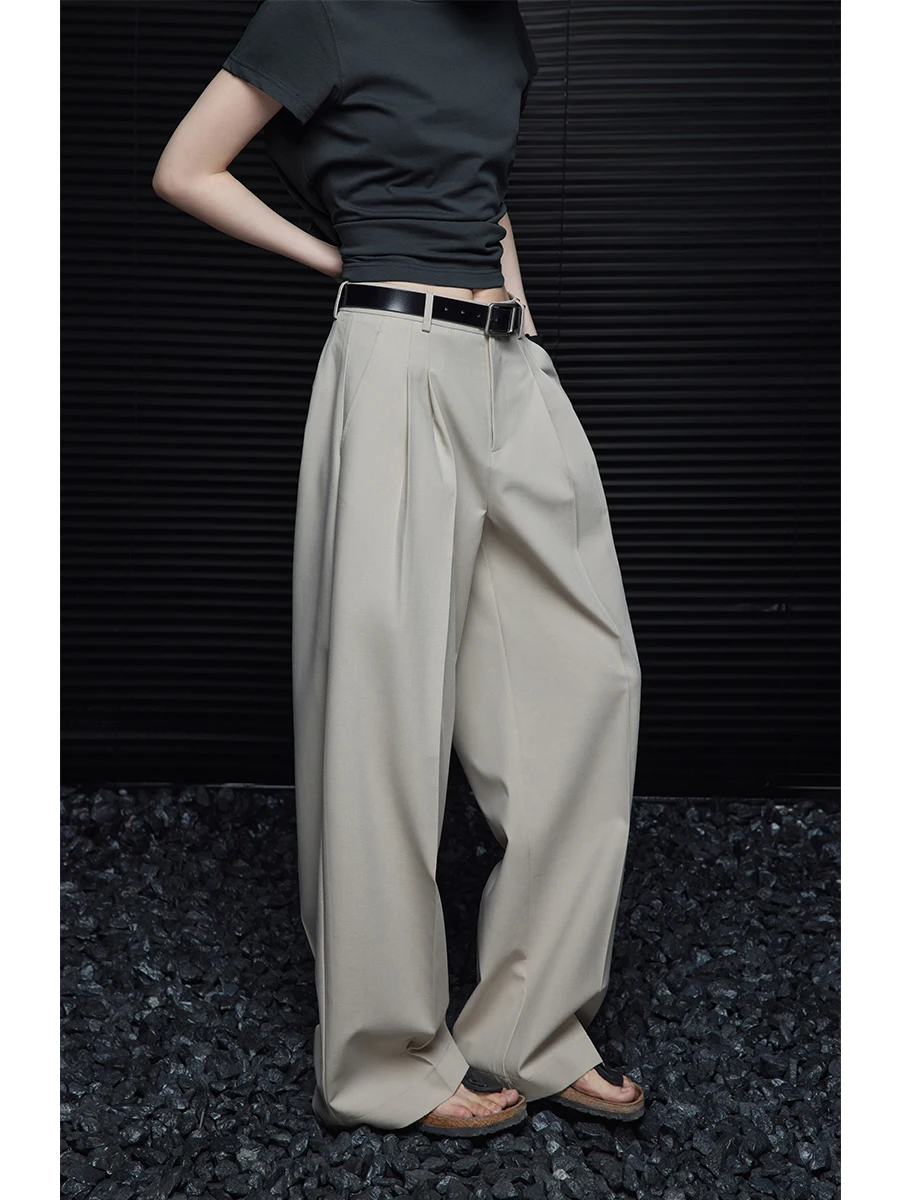 きれいめコーデの基本ルール | カーキ色ウエストハイワイド  パンツによる色合いとシルエットのバランス