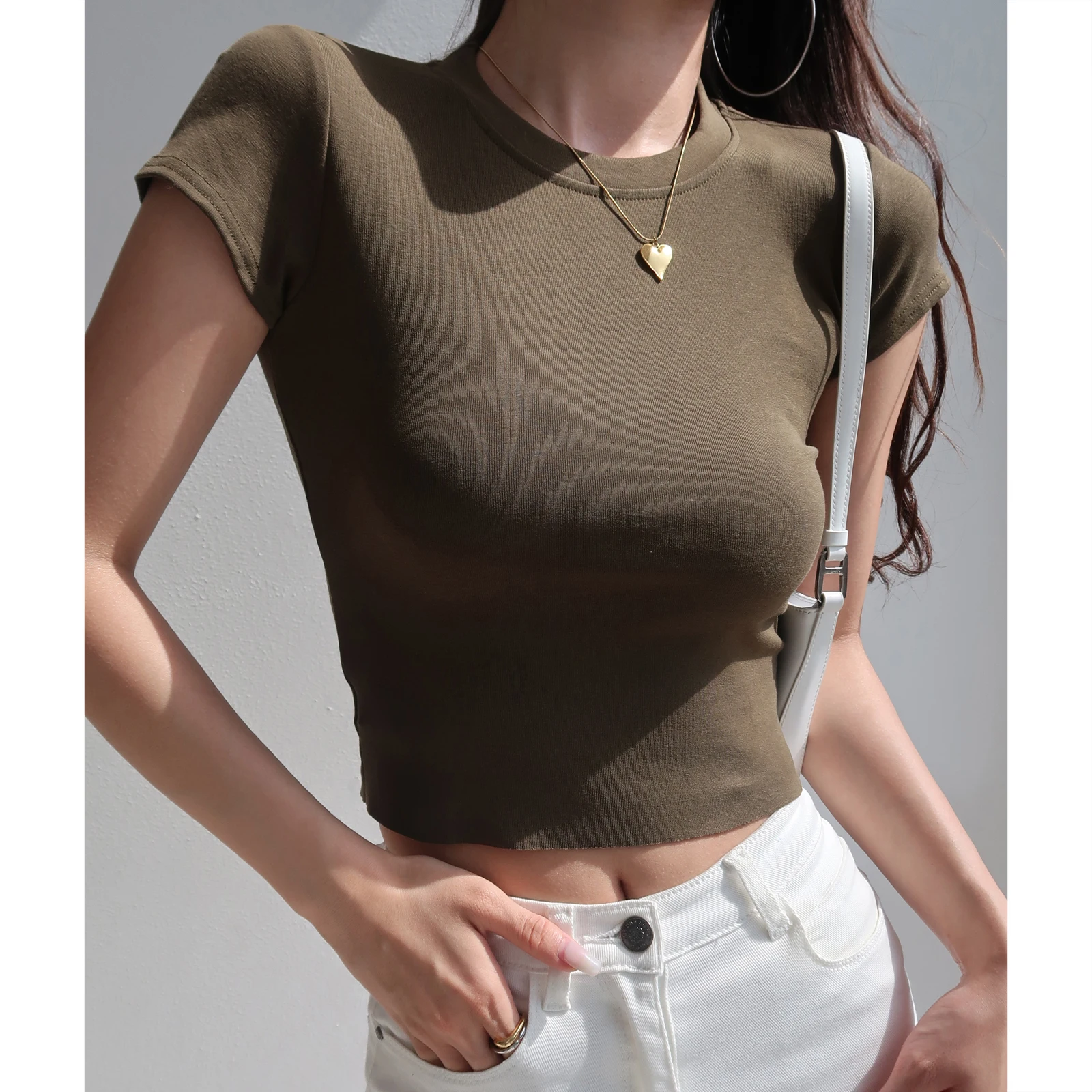 ショートヘアと巨乳のバランスを取るには？高腰ショートTシャツが解決するリアルな悩み
