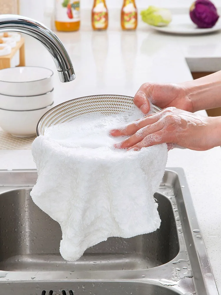 吸水性に優れた厚手のクロスで油汚れを落とす方法