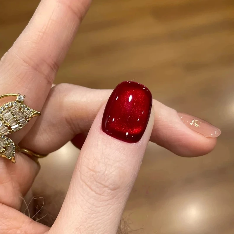 ネイルチップの人気デザインは、今こそ「墨緑と金箔の赤い猫目」を選ぶべき？