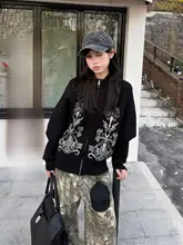 花柄デザインのブラックカーディガン【ユニセックス・フィット・立ち襟・ジップアップ・ニット】